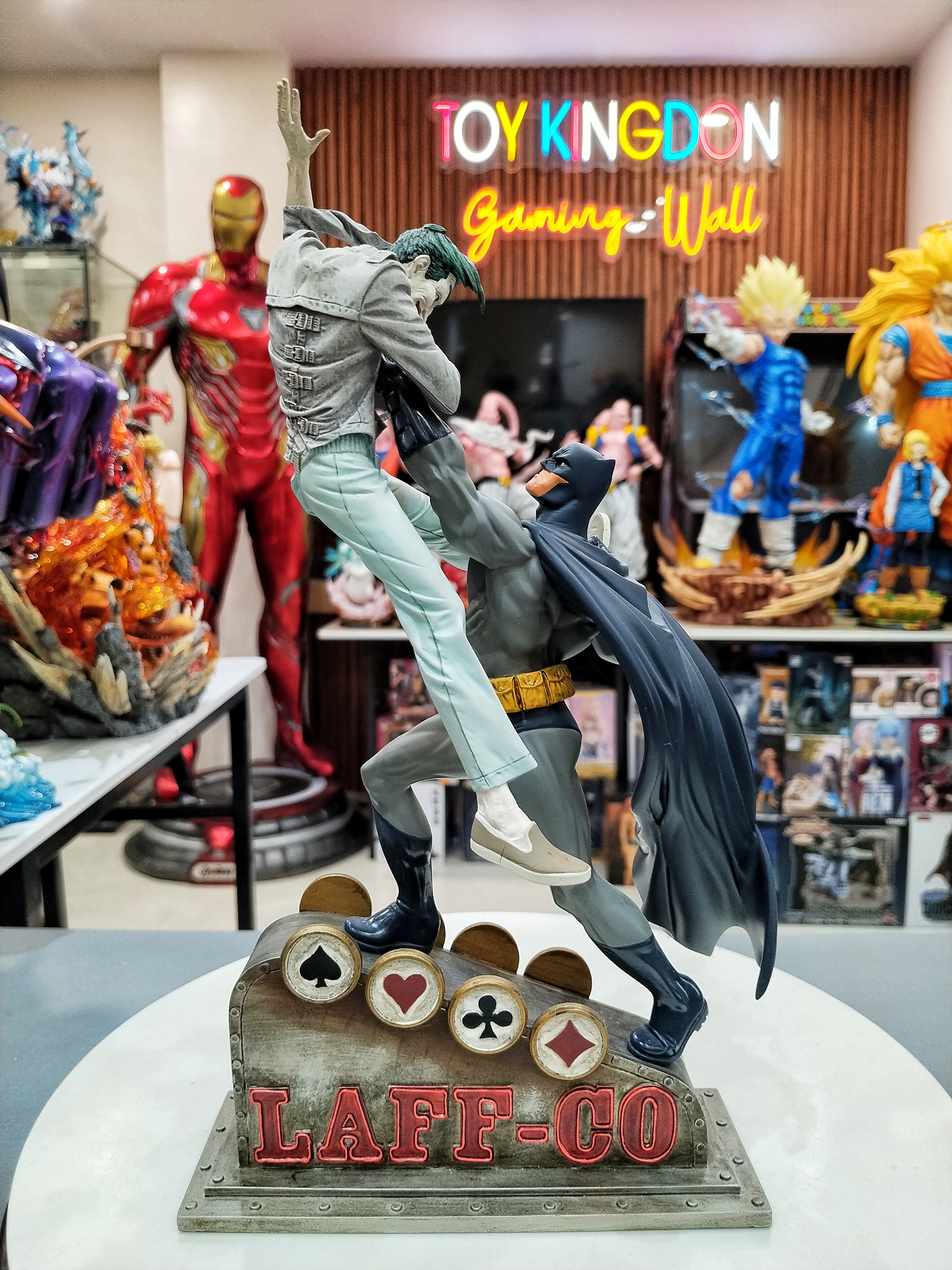 DC DIRECT - BATMAN VS THE JOKER 